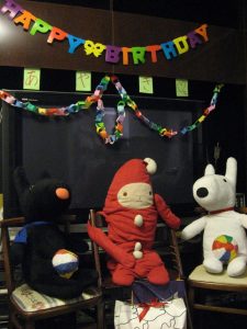 家族で娘の10歳の誕生会-リビングのディスプレイ